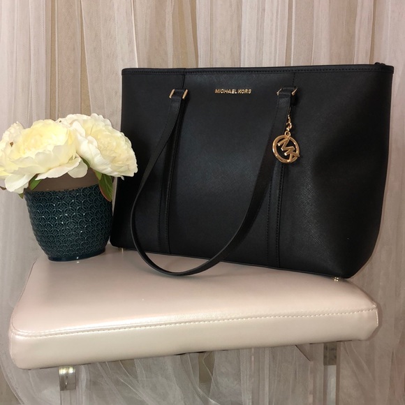 Michael Kors Handbags - Michael Kors bag